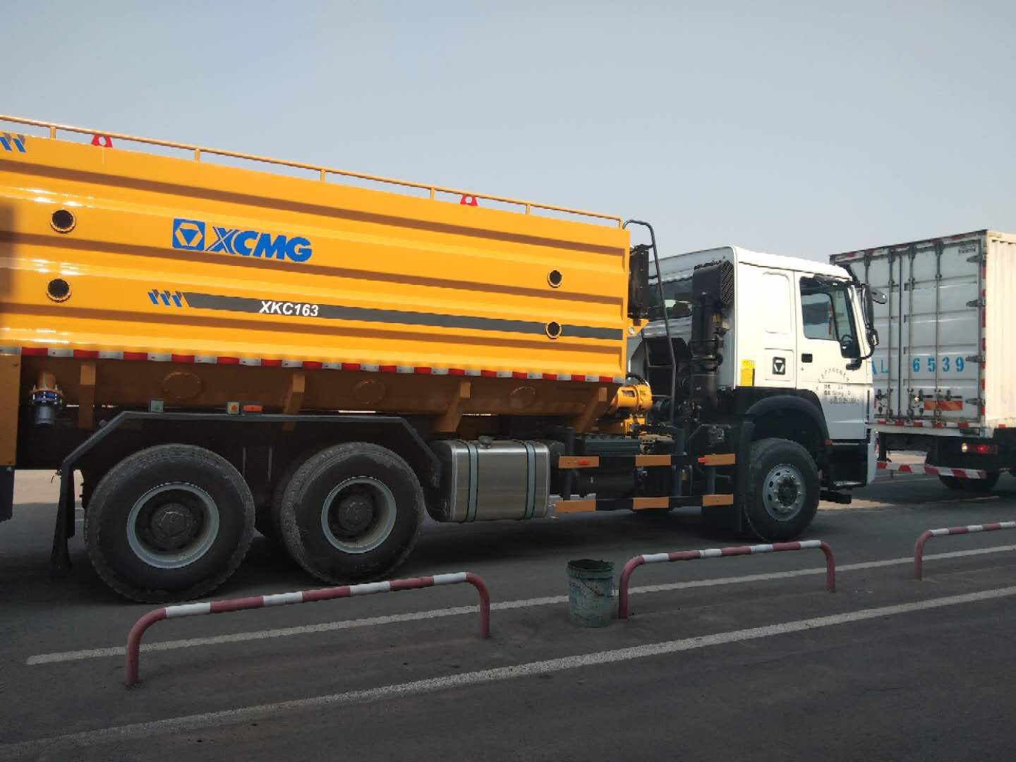 水泥撒布車撒布不均勻的原因及解決方法？